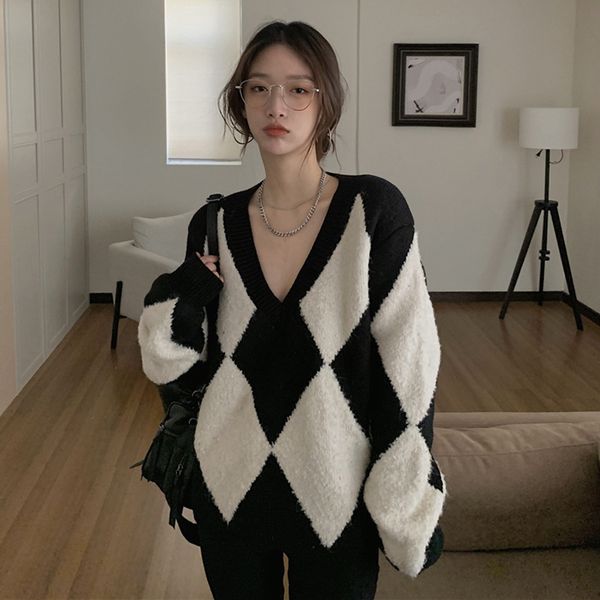 

v-neck black-and-white check contrast autumn 2021 new hong kong style lazy style wearing long sleeved sweater for women, White;black