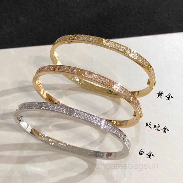 

v gold five axis machine carved hand inlaid diamond version kajia sky star bracelet, the same as, Black
