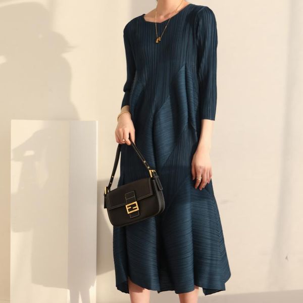 

the authentic 2021 autumn insta-style pleated v-neck fashion european street slimming mid-length dress casual dresses, Black;gray