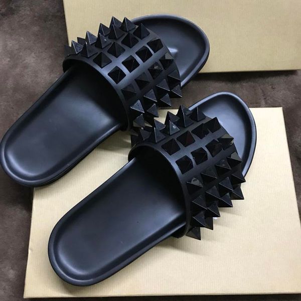 2021 Herrenschuhe Hausschuhe Nieten Spikes Schwarz Flip Flops Designer Marke Sandalen Sommer Strand Plattform Slipper Lässig mit Box und Staubbeuteln