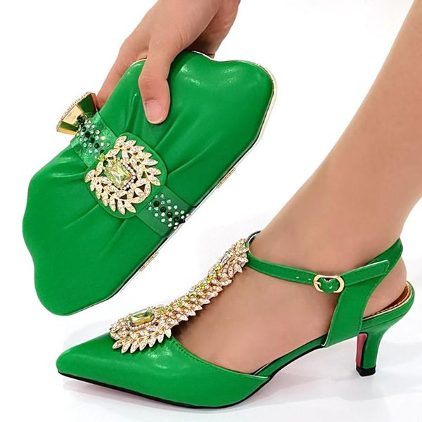 Scarpe eleganti da donna italiane dal design verde e set di borse con plateau da donna africana da abbinare per la festa di matrimonio