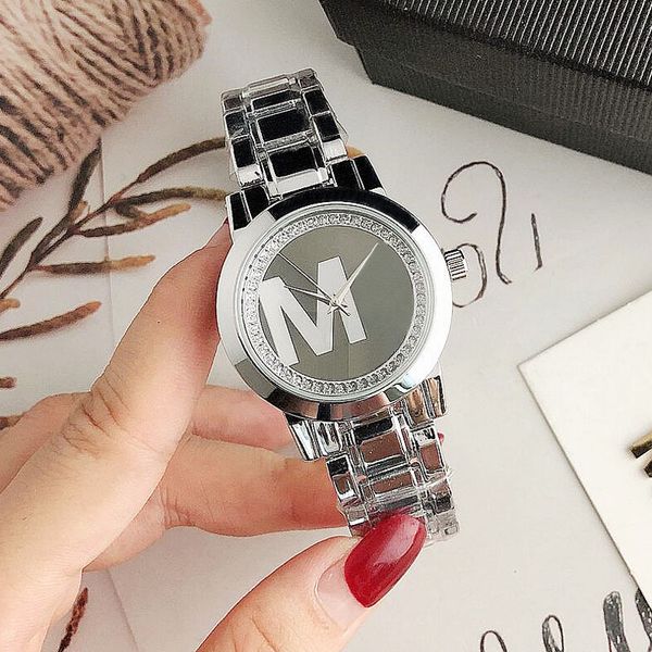 Marke Uhr Frauen Mädchen Kristall Große Buchstaben Stil Metall Stahl Band Quarz Armbanduhren M124