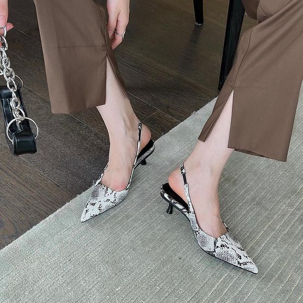 Сандалии мода Женщины заостренные ноги змеи напечатанные мелкие тонкие средние каблуки задняя купальница для ремешка для ремесленных туфель Black White Green Summer 39
