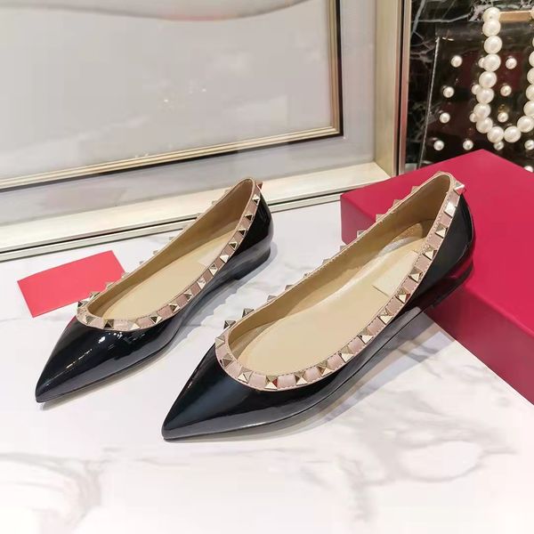 

2021 luxury designers slides sandals candy color patent leather with rivets comfortable flat soled women slippers fashion ladies walking cas, Black
