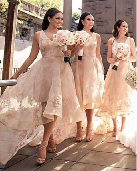 2021 Розовые платья подружки невесты Высокая низкая кружевная аппликация V-шеи линия пляжная свадьба боевая вечеринка горничная честь платья на заказ плюс размер Vestido