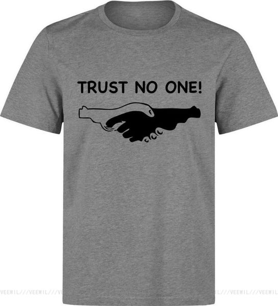 T-shirt da uomo Trust No One Hand Gun Slogan Art T-shirt grigia da donna disponibile Tendenze in cotone di qualità Top Tee Shirt