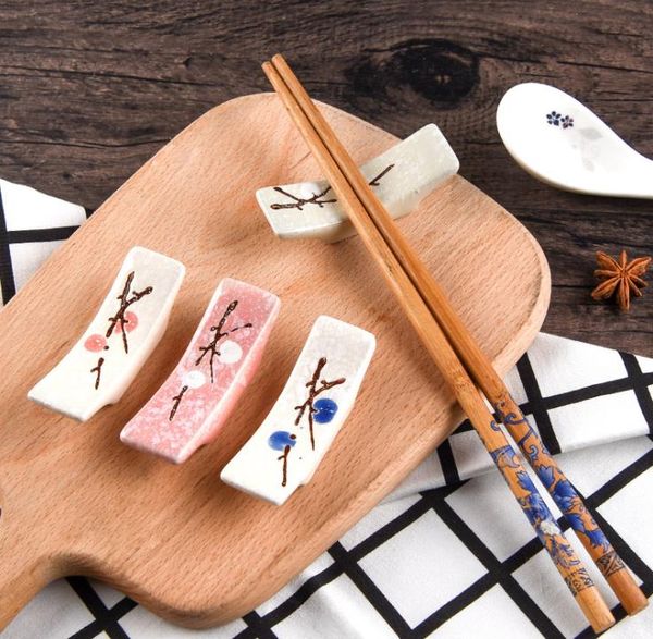 300 stücke Japanischen Stil Keramik Schneeflocke Design Stäbchen Halter Home Küche Essstäbchen Rest Stehen Pflege Gadget Werkzeuge SN5741