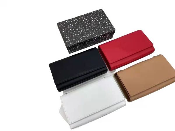 

designer designed shoulder bag. it can be hung held in hand. caviar fabric. chain strap. size: 24x14cm.
