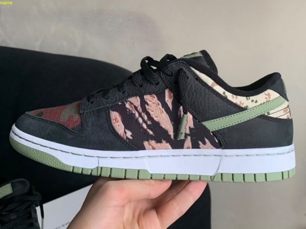 

2021 dunks low se crazy camo skateboard running shoes men women asymmetric mandarin duck jungle desert tiger stripe sneakers graduation gift