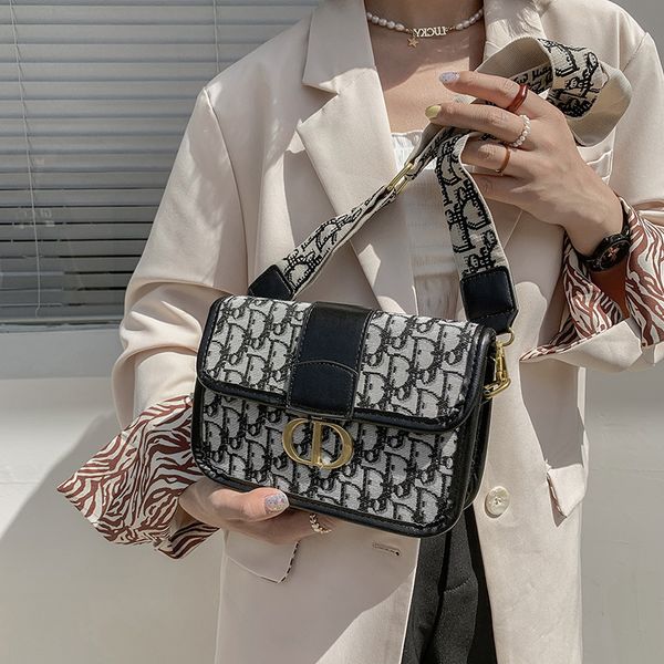 

small fresh and simple female summer chain messenger net red style one shoulder small square bag