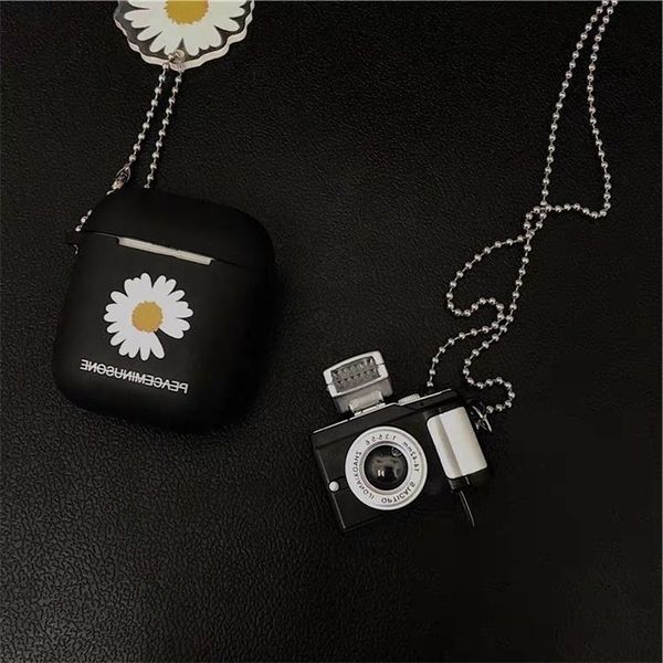 

pendant necklaces , the same necklace camera, couple lamp, flaspendant., Silver
