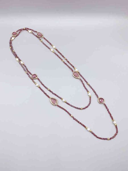 Collana lunga con quarzo ametista viola irregolare con cristalli da 2 mm e perle d'acqua dolce bianche da 5-6 mm Perline d'oro martellate 50 pollici