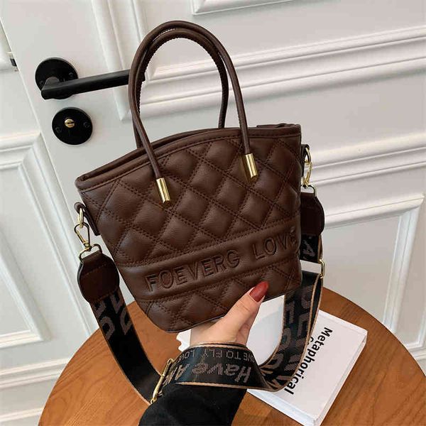 

2022 factory wholesale new heavy industry lingge embroidered thread letter messenger fashion small square women's portable atmospheric