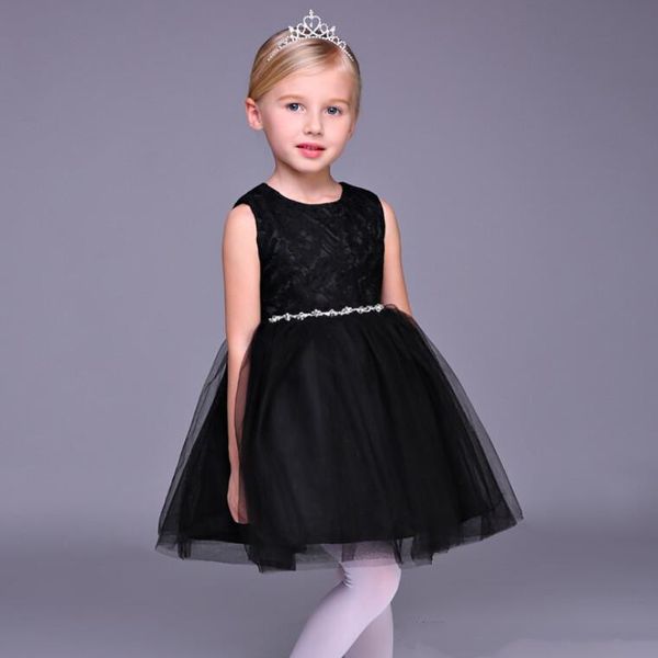Menina de flor preta veste o vestido de comunhão de concurso de festa curto curto