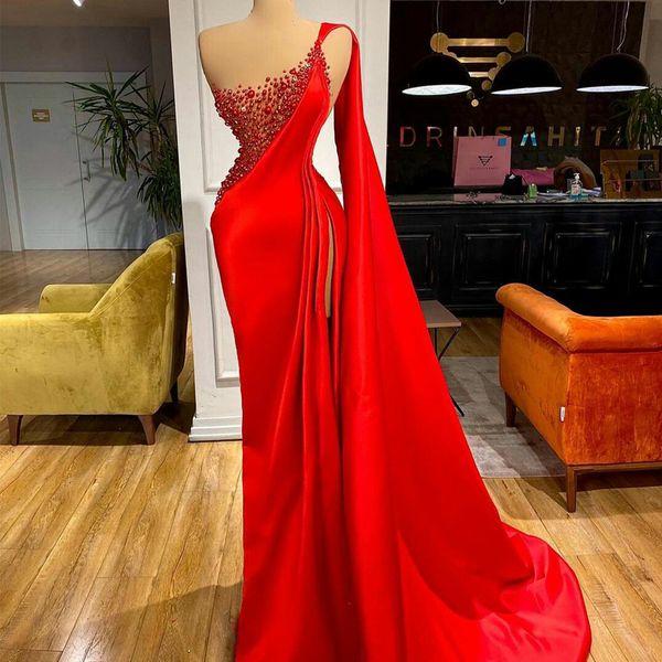 Abiti da sera a sirena rossa con perline di cristallo Sexy una spalla Sweep Train Prom Dress Backless Side Split Girls Pageant Wear Gowns