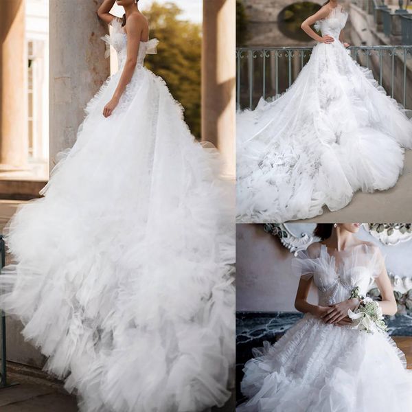 2021 Eleganti abiti da sposa bianchi A Line Ruffles Wave Dettagli Starpless Backless Maniche a sbuffo Abiti da sposa Robe De Mari￩e