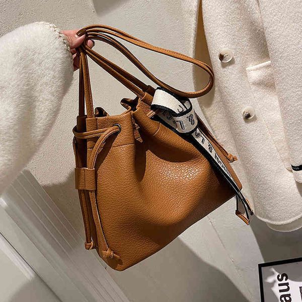 

factory direct sale 75% off autumn and winter small 2021 new women's ins single shoulder versatile suction bucket bags