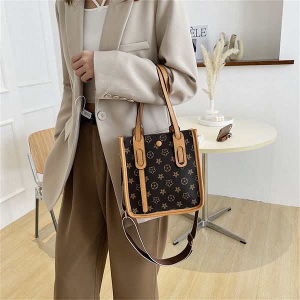

2022 factory wholesale new women's sense portable korean version autumn and winter fashion messenger bag versatile one shoulder tote ba
