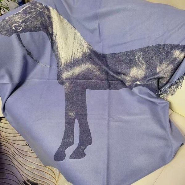 Tessuti per coperte in lana cashmere di design di lusso, scialle con motivo cavallo, materiale morbido e confortevole, dimensioni 140 * 180 cm, per i regali di Natale