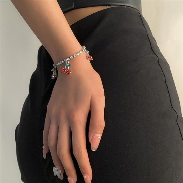 Süße Mädchen Rote Kirsche Charme Armbänder Retro Legierung Obst Diamant Hand Ketten Europäischen Frauen Singe Layer Business Wind Armband Schmuck Zubehör Großhandel