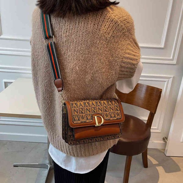 

2022 factory wholesale women's simple small square autumn winter wide belt messenger single shoulder handbag