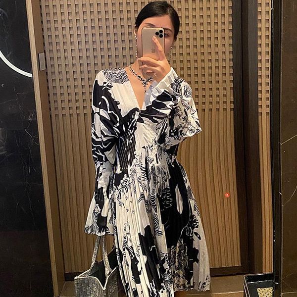 

casual dresses [ewq] 2021 autumn v-neck petal sleeve waistband ink painting printing fashion trend ladies pleated shirt dress 16q659, Black;gray