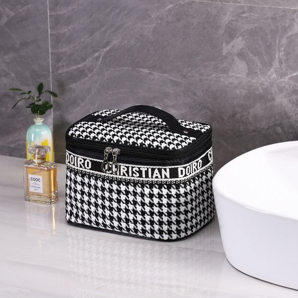 

2022 new qianniaoge cosmetic bag portable large capacity storage travel wash bag, Red;black