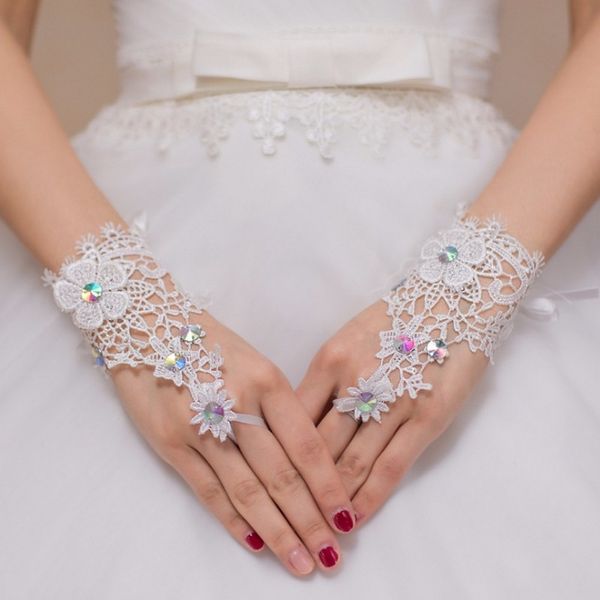 Luvas de casamento curtas românticas Mulheres sem dedos Branco no punho do punho Festa de noiva Acessórios para presentes