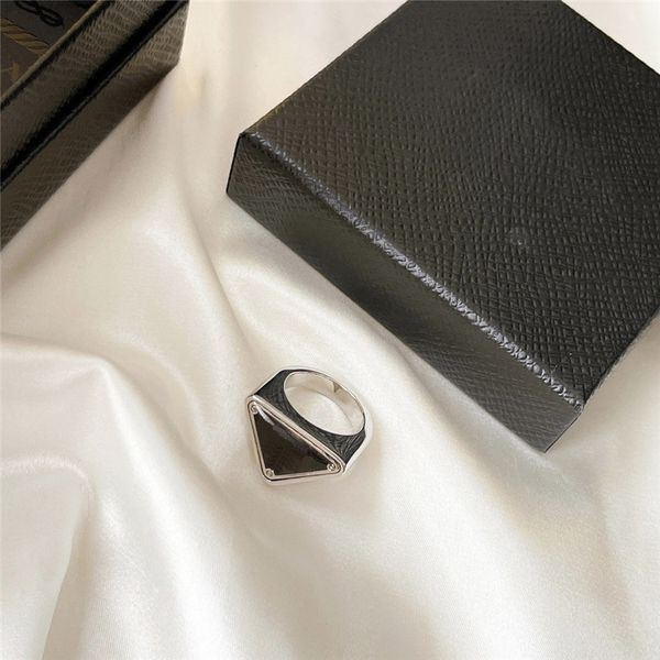 Anéis de prata de luxo designer jóias moda marca preto triângulo dedo desgaste mulheres homens retrô casal anel ornamentos casamento casamento