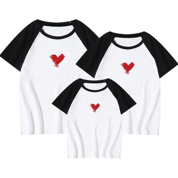 Família olhar roupas combinando roupas t-shirt roupas mangas curtas mãe pai filho filha crianças bebê amoroso coração 210429