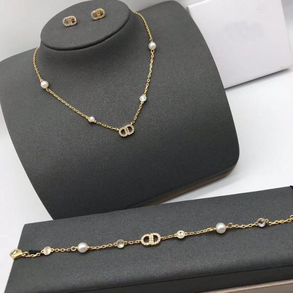 

2021 new designer family's letter pearl necklace in years, Golden