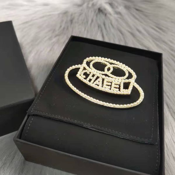 

xiangjia / round oval brooch with artificial pearl letters, brass accessories, Gray