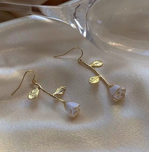 

french retro design art white rose earrings chandelier, Silver