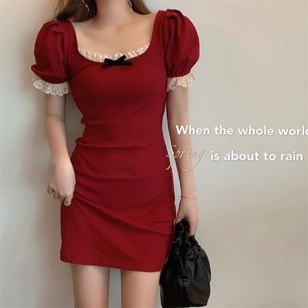 Квадратный воротник кружева старинные красное цветное платье женское лето плотное сексуальное мешок бедра платье французское платье новый стиль 210323
