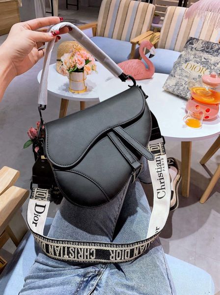 

Bag Fashion Tote Bags 2021 Soft Leather Women Handbag Capacity Large Lash Makeup The Designers Logo With Brang Luxurys Doaqe -D0399, Red;black