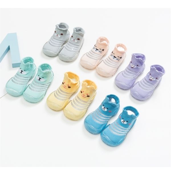 Bebê dos desenhos animados tênis de chão bonito, bebê menina bebê primeiros caminhantes estilo de verão antiderrapante sapatos de meia 210326