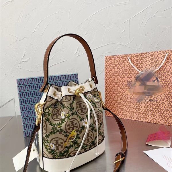 

the new women's bucket bag the early autumn of is light design, decor cloth are fashionable and simple purse outlet, Black;red