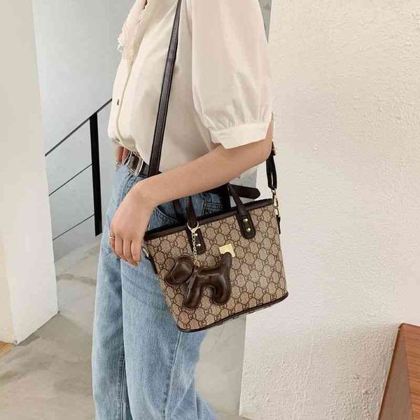 

2022 factory wholesale hand four seasons simple and versatile bucket wide shoulder strap messenger women's bag kjaz