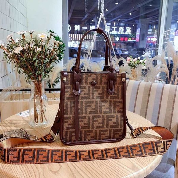 

2021 spring and autumn new portable messenger simple large capacity lingge college wind women's bag zly