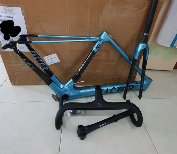 

custom colors factor carbon road frame and handlebar super light frameset 30 colors black and blue ultralight bicycle frameset
