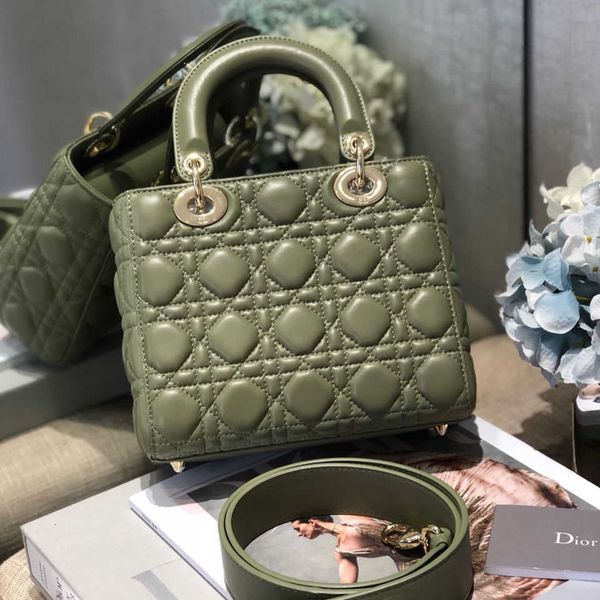 

diana bag, the capacity is also super able to pack just need go out all inclusive size: 20cm handbag