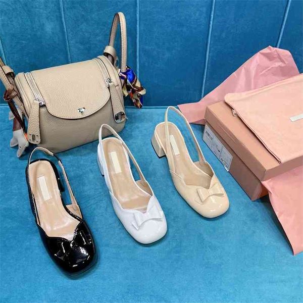 

2021 m high family edition miao family patent leather bright face bow v-mouth back empty square head thick heel middle heel sandals single s, Black