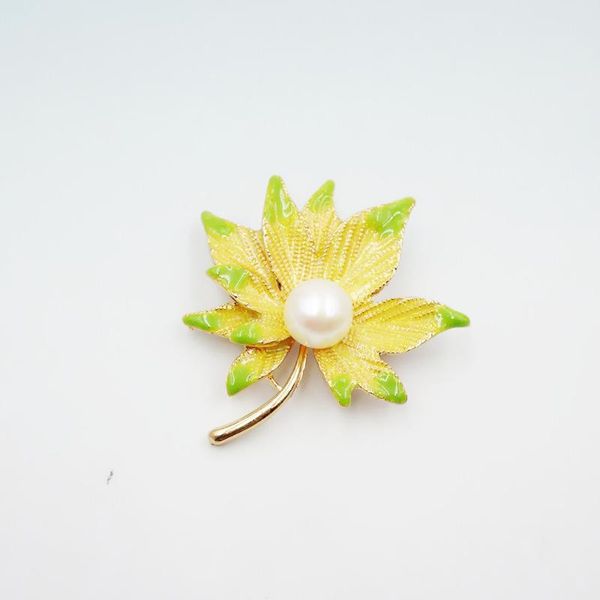 

pins, brooches 2021 sports casual exquisite sweet romantic high-end atmosphere women's freshwater pearl brooch, Gray