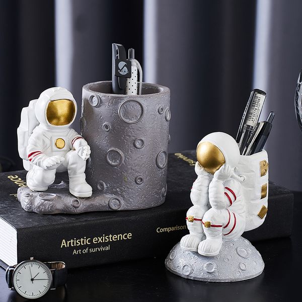 Bonito Resina Coreana Esculturas Cosmonaut Home Office Desktop Caneta Titular Acessórios Entre como Astronauta Estátua Artesanato Decoração Home 210318