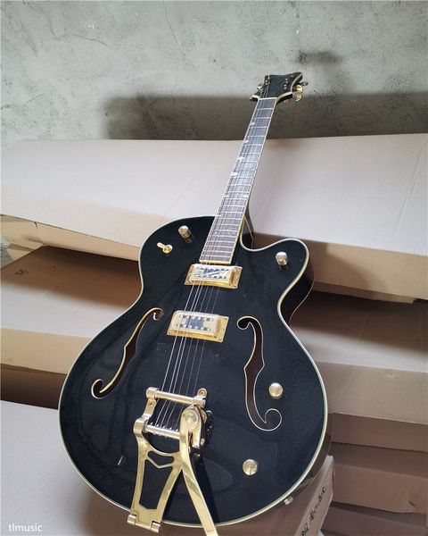 Chitarra elettrica con corpo nero con tastiera in palissandro, hardware dorato, sistema tremolo, fornire servizi personalizzati