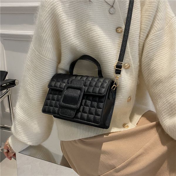 

2021 women's bag korean fashion single shoulder messenger bag rhombic lattice embroidered thread hand trend simple small square, Black;red