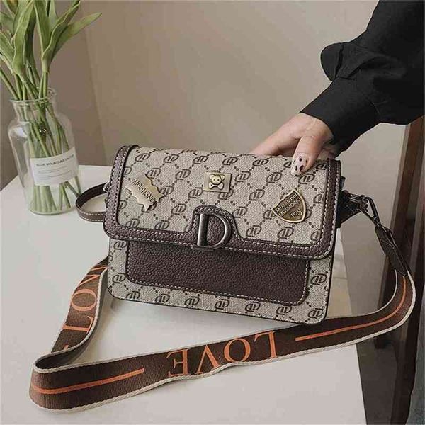 

2022 latest handbag factory store female textured ins single shoulder broadband small square