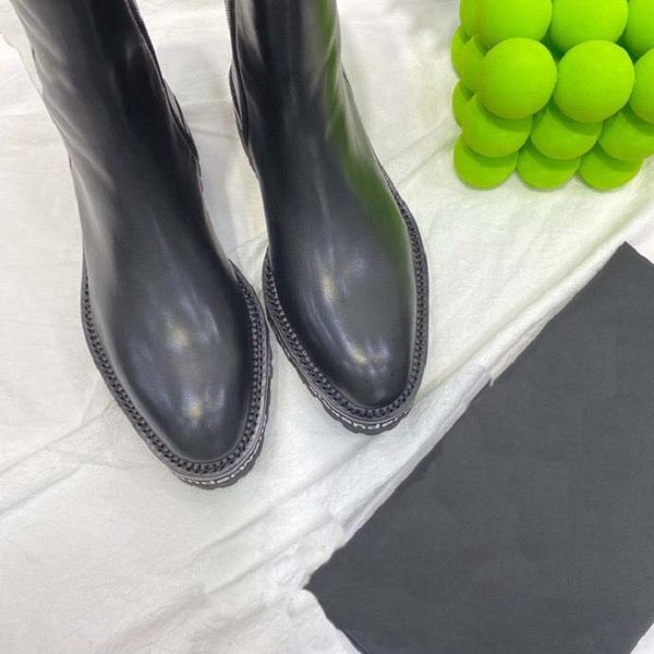 Hochwertige Modedesigner-Stiefel für Damen in klassischem Schwarz können mit Trenchcoats und anderer Oberbekleidung kombiniert werden, um Luxus zu zeigen