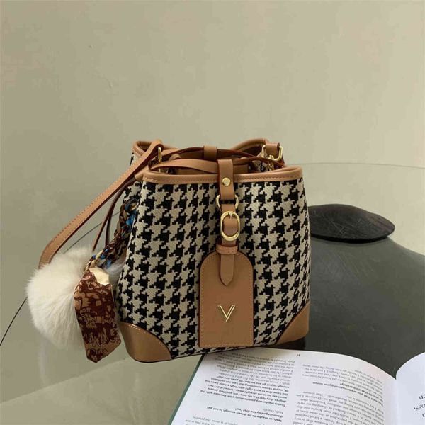 

autumn and winter style bird rope drawstring buet tiktok, advanced female bag, voice, live, fashion temperament, Black;red