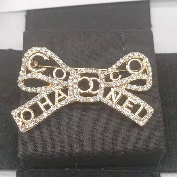 

classic brand luxury desinger brooch women bowknot inlay crystal rhinestone letters brooches suit pin fashion jewelry clothing decoration ac, Gray